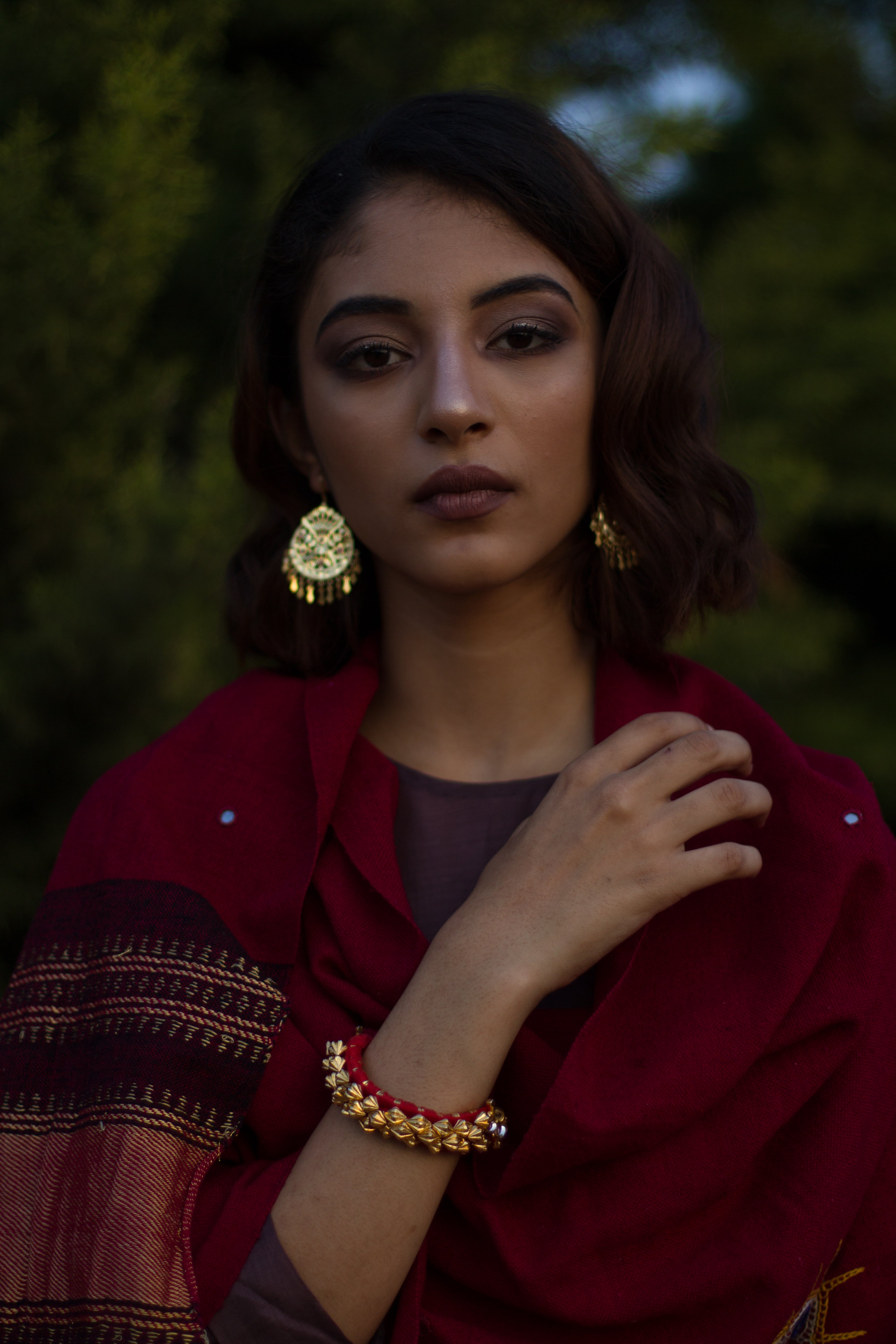 Portrait of beautiful indian girl. Young hindu woman model with golden  kundan jewelry set, earrings, tikka and bracelet . Traditional India  costume lehenga choli or saree . Stock Photo | Adobe Stock